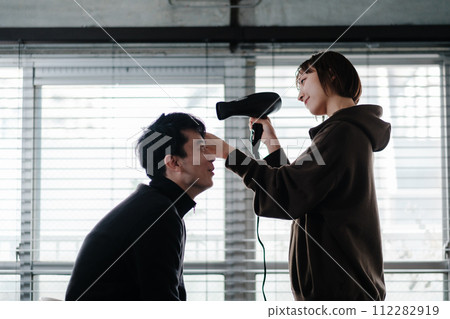 She gives her boyfriend a hair dryer She gives her boyfriend a hair dryer 112282919