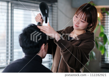 她給男友一個吹風機 112282921
