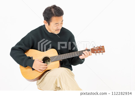 彈吉他的人，白色背景 112282934