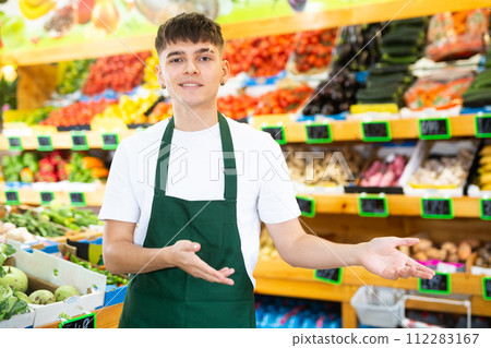 Portrait of a confident guy seller 112283167