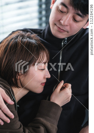 同居夫婦在沙發上放鬆 112284196