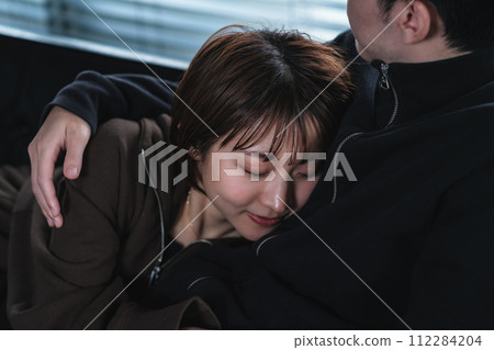 同居夫婦在沙發上放鬆 112284204