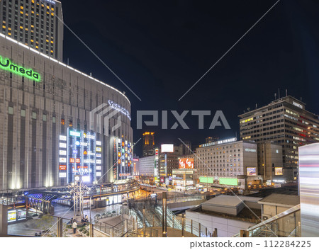 Osaka Umeda Carillon Square at night Around the connecting bridge connecting JR Osaka Station and Hankyu Osaka Umeda Carillon Square at night Around the connecting bridge connecting JR Osaka Station and Hankyu 112284225