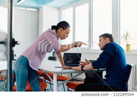 A furious business director of a startup office berating her employee for business mistakes and errors 112284504