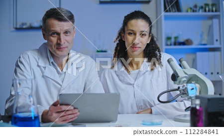 Portrait of smiling professional scientists working on a project in medical laboratory 112284841