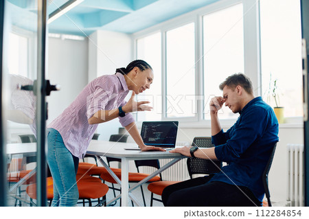 A furious business director of a startup office berating her employee for business mistakes and errors 112284854