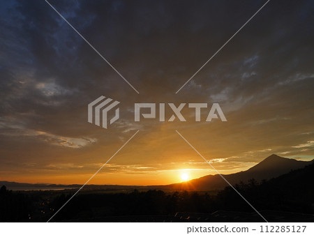 橙色的夕陽、雲彩和萬代山的輪廓形成鮮明對比，令人印象深刻且美麗。 112285127