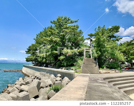 A seaside shrine (Ebisu Shrine) with a blue sky and fresh greenery (Kira Waikiki Beach, Ebisu Cape/Nishio City, Aichi Prefecture) A seaside shrine (Ebisu Shrine) with a blue sky and fresh greenery (Kira Waikiki Beach, Ebisu Cape/Nishio City, Aichi Prefecture) 112285257