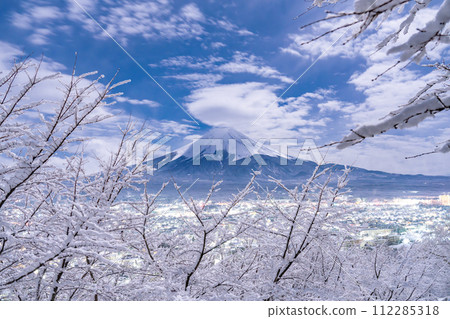 【山梨郡】富士山與白雪皚皚的新倉山淺間公園/日本雪景 【山梨郡】富士山與白雪皚皚的新倉山淺間公園/日本雪景 112285318