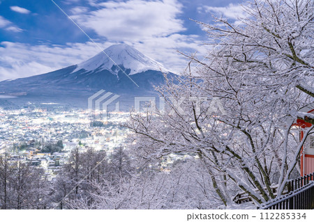 【山梨郡】富士山與白雪皚皚的新倉山淺間公園/日本雪景 112285334