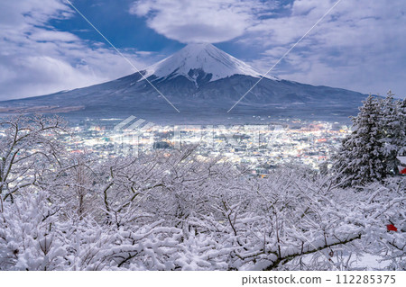 【山梨郡】富士山與白雪皚皚的新倉山淺間公園/日本雪景 112285375