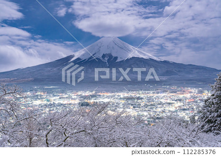 [Yamanashi Prefecture] Mt. Fuji and snowy Arakurayama Sengen Park/Japanese snow scene 112285376