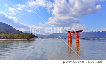 [Hiroshima Prefecture] Great Torii of Miyajima, one of Japan's three most scenic views of Aki 112285689