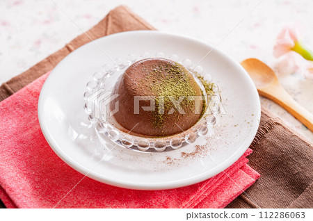 dessert chocolate pudding 112286063