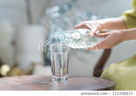 將水倒入玻璃杯中 112286813