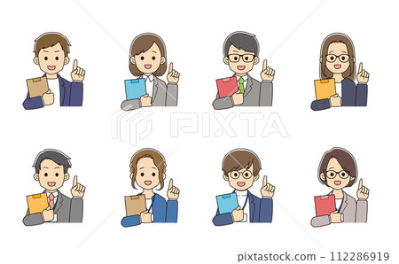 身穿西裝的年輕人拿著文件解釋 身穿西裝的年輕人拿著文件解釋 112286919