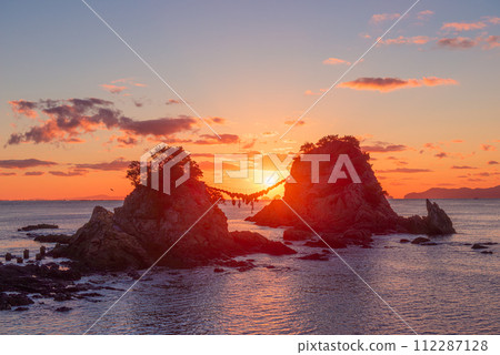 A large shimenawa rope connecting Meoto Iwa in Bungo Futamigaura, Saiki City, Oita Prefecture 112287128