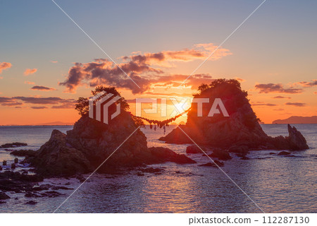 連接大分縣佐伯市豐後二見浦的夫妻岩的大型注連繩 112287130