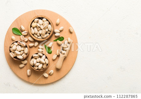Fresh healthy Pistachios in bowl on colored table background. Top view Healthy eating concept. Super foods 112287865