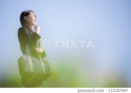Easy to use for cram schools, cram schools, and university entrance exams Image of a profile of a high school girl looking up with a smile against a blue sky background Good luck, test takers! Easy to use for cram schools, cram schools, and university entrance exams Image of a profile of a high school girl looking up with a smile against a blue sky background Good luck, test takers! 112287947