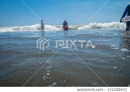 海水浴 家庭 家族 112288423