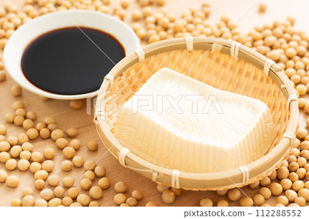 手工豆腐和醬油放入濾鍋中 手工豆腐和醬油放入濾鍋中 112288552