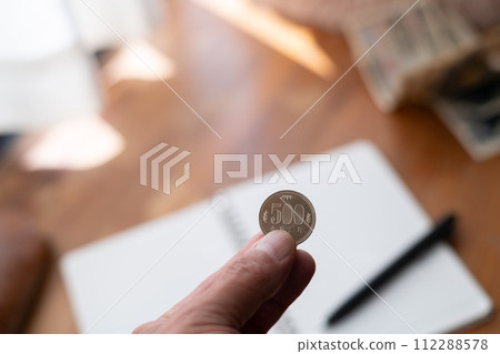 手裡拿著一枚硬幣 112288578