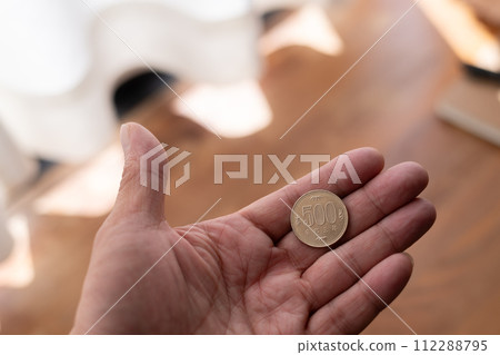手裡拿著一枚硬幣 112288795