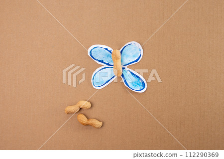 making paper craft butterflies, stamp, paint tubes, recycling concept, easy craft for kids, DIY, tutorial 112290369