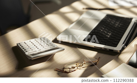 Desk with calculators for calculating, managing and analyzing economic profits and losses. 112290388