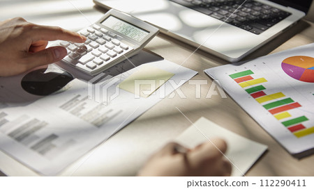 Desk with calculators for calculating, managing and analyzing economic profits and losses. 112290411