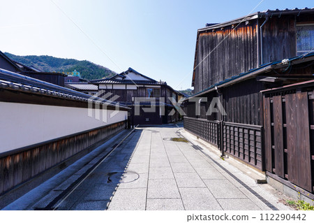 The traditional townscape of Obama Nishigumi, which developed from a medieval port town to an early modern castle town (Obama City, Fukui Prefecture) 112290442