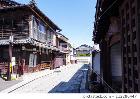 The traditional townscape of Obama Nishigumi, which developed from a medieval port town to an early modern castle town (Obama City, Fukui Prefecture) 112290447