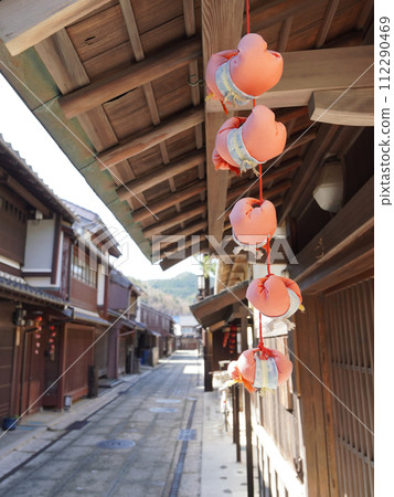The traditional townscape of Obama Nishigumi, which developed from a medieval port town to an early modern castle town (Obama City, Fukui Prefecture) 112290469