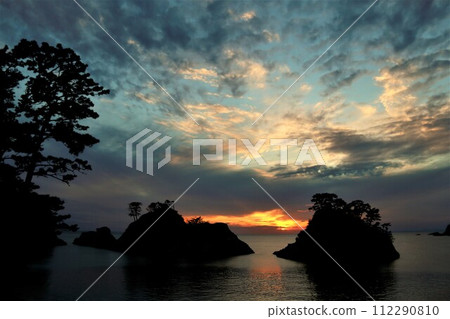 Beautiful sunset over Dogashima 112290810