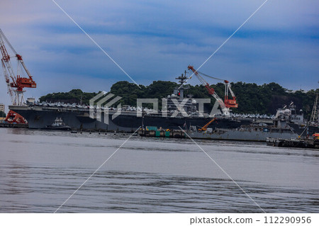 Aircraft carrier Abraham Lincoln enters Yokosuka port fully loaded with carrier aircraft 112290956