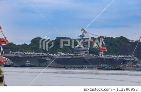 Aircraft carrier Abraham Lincoln enters Yokosuka port fully loaded with carrier aircraft 112290958