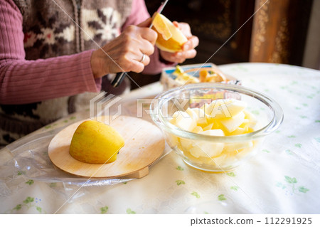 奶奶削蘋果皮 112291925