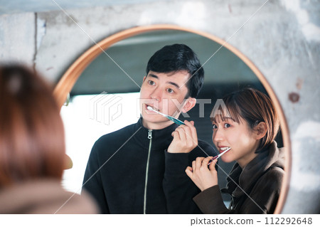 男人和女人早上在鏡子前刷牙,生活方式 男人和女人早上在鏡子前刷牙,生活方式 112292648