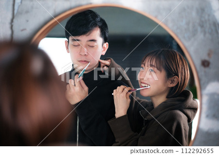 男人和女人早上在鏡子前刷牙，生活方式 112292655