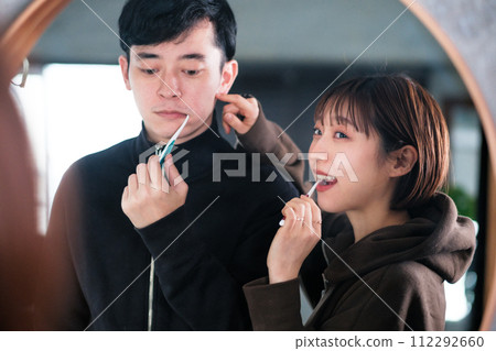 男人和女人早上在鏡子前刷牙，生活方式 112292660