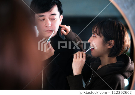 男人和女人早上在鏡子前刷牙,生活方式 男人和女人早上在鏡子前刷牙,生活方式 112292662