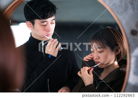 男人和女人早上在鏡子前刷牙,生活方式 男人和女人早上在鏡子前刷牙,生活方式 112292663
