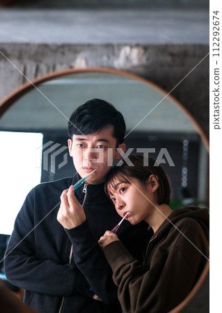 男人和女人早上在鏡子前刷牙，生活方式 112292674