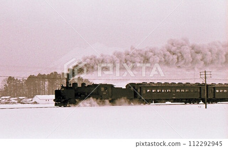 1966 蒸汽機車8620在雪中行駛 五能線藤崎川邊青森縣紀實照片 112292945