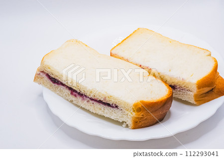 blueberry jam sandwich 112293041