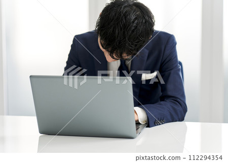 商人低著頭在電腦前 商人低著頭在電腦前 112294354
