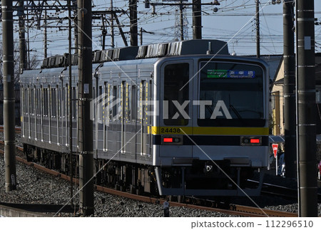 東武日光線普通列車於上午晚些時候抵達栗橋站 東武日光線普通列車於上午晚些時候抵達栗橋站 112296510