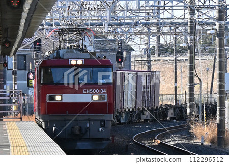 東北幹線電力機車EH500牽引貨運列車駛近 東北幹線電力機車EH500牽引貨運列車駛近 112296512