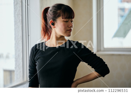 練習舞蹈的年輕女子 112296531